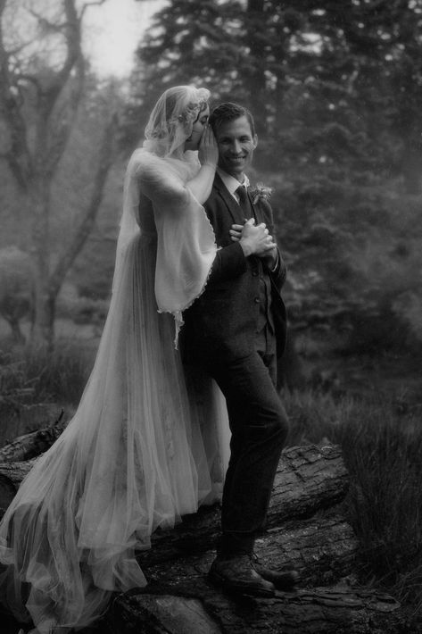 Natural Wedding Aesthetic, Forest Elopement Photos, Moody Elopement Photography, Gloomy Wedding, Twilight Wedding Aesthetic, Twilight Wedding Scene, Dark Forest Wedding, Wedding Twilight, Fall Forest Wedding