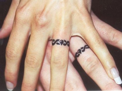 Wedding Ring Tattoo Designs, Wedding Ring Finger Tattoos, Rose Tattoo Black, Ring Tattoo Designs, Wedding Band Tattoo, Tattoo Band, Ring Tattoo, Wedding Ring Finger, Wedding Ring Tattoo