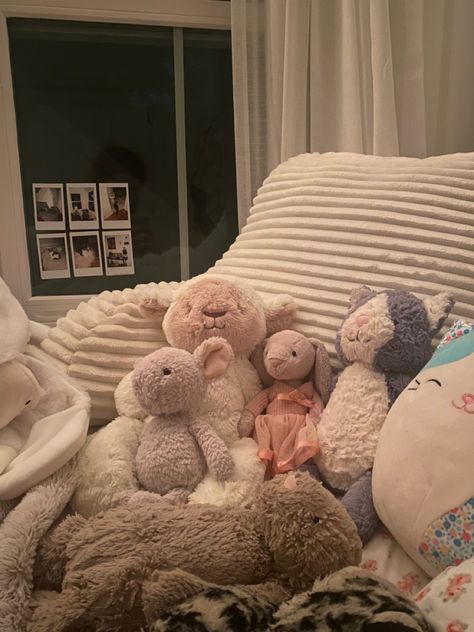 Stuffed Animals On Bed Aesthetic, Stuffed Animals On Bed, Stuffed Animals Aesthetic, Nighttime Aesthetic, Teddy Photos, Animals Aesthetic, Jelly Cat, Jellycat Stuffed Animals, Pinterest Room Decor