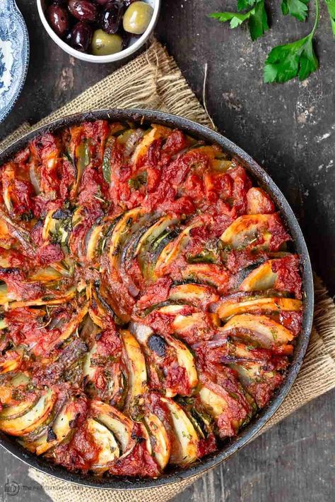 Briam:Traditional Greek Roasted Vegetables (Video) | The Mediterranean Dish Greek Roasted Vegetables, Vege Dishes, Ratatouille Recipe, God Mat, Mediterranean Dishes, Red Onions, Green Goddess, Mediterranean Diet Recipes, Homemade Food