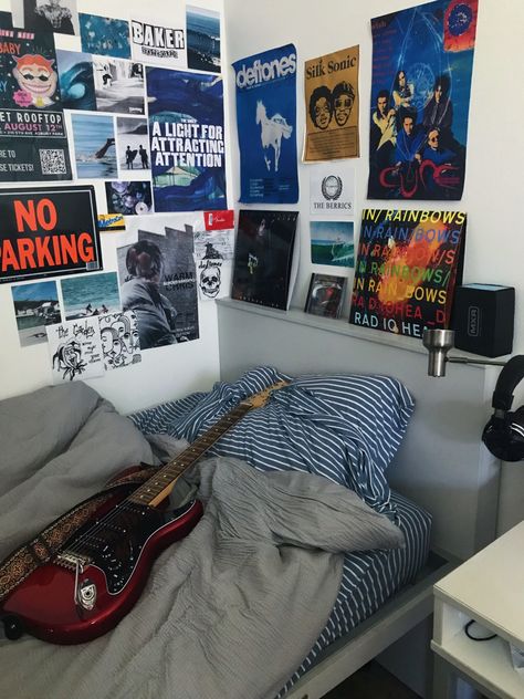 guitar nirvana grunge poster dorm bedroom skate surf Nyc Inspired Bedroom, Rockstar Dorm Room, Aesthetic Guy Room, Boy Room Ideas Aesthetic, Teen Boy Room Aesthetic, Aesthetic Boys Room, Skate Bedroom, Teen Boy Bedroom Aesthetic, Boy Bedroom Aesthetic