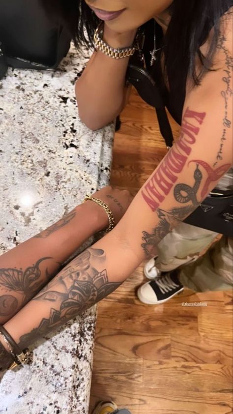 Red Bold Tattoos, Japanese Tattoos Black Women, Raw Tattoos For Black Women, Starter Sleeve Tattoo Women, Dope Hand Tattoos For Women, Tattoos Y2k, Baddie Sleeve Tattoo, Inside Of Arm Tattoo, Underarm Tattoo