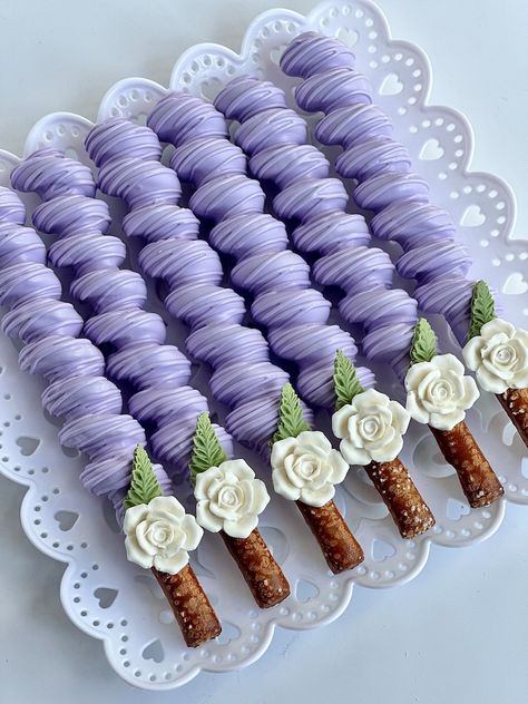 12-lavender Chocolate Covered Caramel Pretzels for Wedding/wedding Shower/birthday/baby Shower/party Favors - Etsy Sweets Packaging Ideas, Rapunzel Treats, Pretzels For Wedding, Treat Boxes Ideas Sweets, Baby Shower Snack Ideas, Purple Desserts, Lavender Candy, Bolo Frozen, Chocolate Covered Pretzel Rods