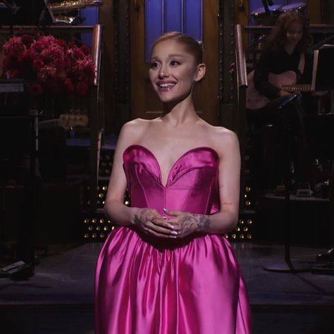 last night ariana grande left us gasping and laughing in this beautiful and enchanting pink dress from the Thierry Mugler’s fall 1982 collection #mugler #arianagrande #snl Ariana Grande Fake, Ariana Grande Snl, My Everything Ariana Grande, Ariana Grande Images, Dangerous Woman Tour, Ariana Grande Photoshoot, Cat Valentine, Eternal Sunshine, Night Live