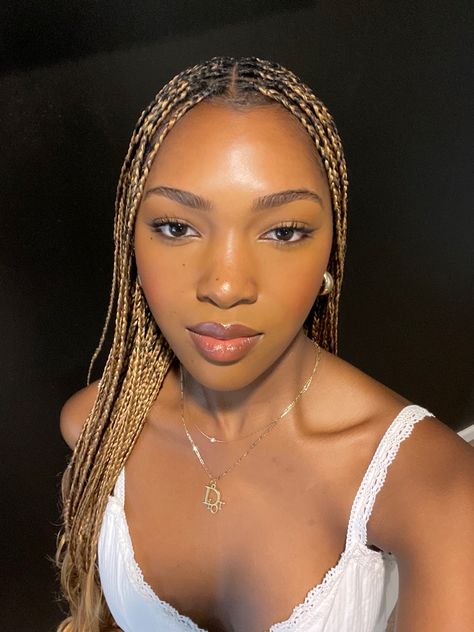 Blond Small Knotless Braids, Caramel Knotless Braids, Small Box Braids Blonde, Caramel Box Braids, Caramel Braids Black Women, Blonde Small Knotless Box Braids, Small Knotless French Curl Braids, Blonde Hair Braids Black Women, Caramel Blonde Braids