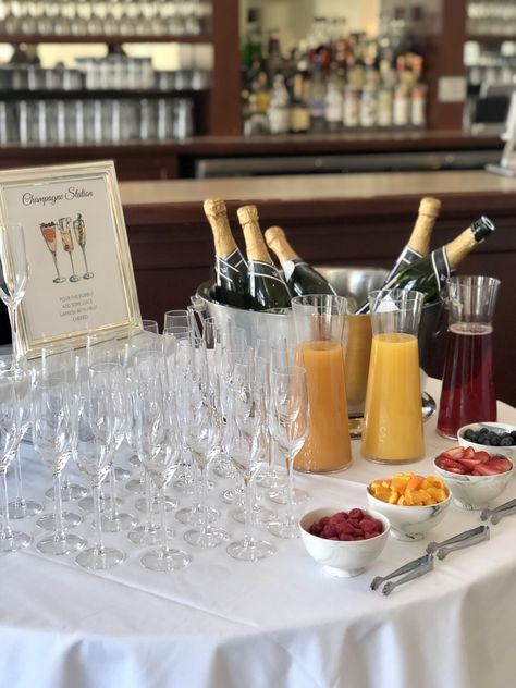 Bubbly Bar Engagement Party, Morning Of Wedding Mimosa Bar, Mimosa Bar Ideas Wedding, Bridal Champagne Brunch, Champagne Bar Ideas Wedding Showers, Champagne Table Display Bridal Shower, Bridal Shower Outside Decorations, Mimosa Bar For Bridal Party, Serving Champagne Ideas