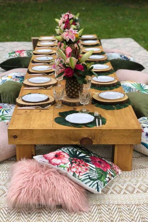 Luau Picnic, Luau Table, Tropical Party Foods, Pineapple Birthday Party, Moana Themed Party, Luau Party Decorations, Pineapple Birthday, Hawaiian Luau Party, Hawaiian Birthday Party