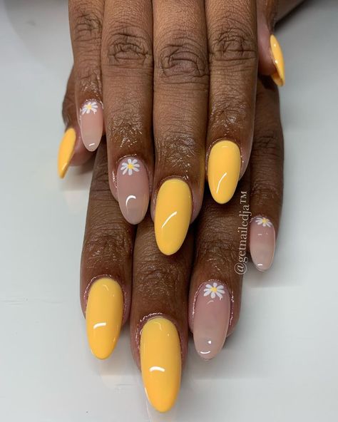 Yellow Daisy Nail Art, Full Set Designs Nails, Yellow Holiday Nails, Cute Nails Yellow, Yellow Wedding Nails, Yellow Oval Nails, Nails With Accent Finger, Honey Nails Design, Golden Yellow Nails