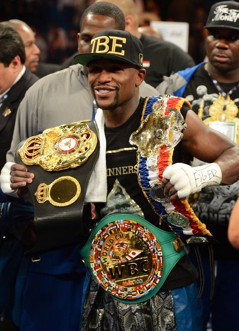 TRUE OR FALSE: Floyd Mayweather Jr. makes winning look easy Boxing Images, Boxing Posters, Boxing History, Professional Boxer, Boxing Champions, Floyd Mayweather, Sport Icon, Sports Figures, Mike Tyson