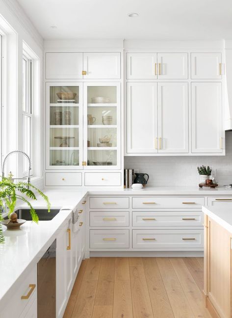 High End White Kitchens, Modern Classic Interior Kitchen, European Style Homes Interior, European Kitchen Design Modern, White Kitchen Classic, Classic White Kitchen Design, American Classic Kitchen, Chic Kitchen Design, White Classic Kitchen