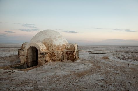 “The Igloo” stands in a desolate area of the Chott El-Jerid salt flat, Tunisia. Star Wars Planets, Lando Calrissian, Star Wars Luke, Star Wars Luke Skywalker, Star Wars 1977, Star Wars Film, Darth Maul, A New Hope, Obi Wan Kenobi