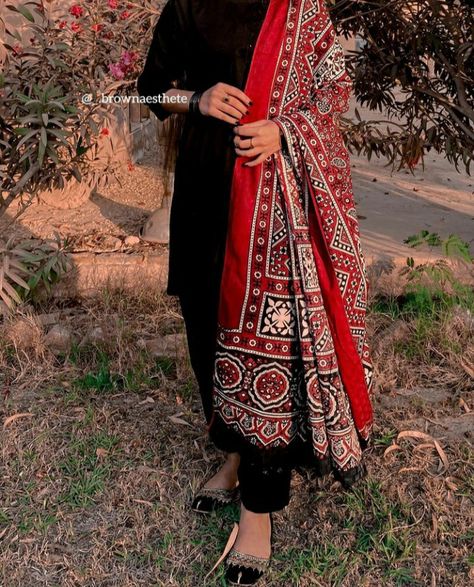 Aesthetic dp Sindhi Culture Dresses, Sindhi Girls Dpz, Sindhi Culture Day Dpz, Sindhi Aesthetic, Outfit Ideas With Names, Sindhi Dress Design, 2023 Dress Design, Istanbul Places, Eid Dress Ideas