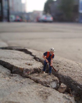 "Little People", street art by Slinkachu Macro Fotografie, Tatsuya Tanaka, Miniature Calendar, Miniature Photography, London Artist, Tiny World, Miniature Figures, Foto Art, Art Installation