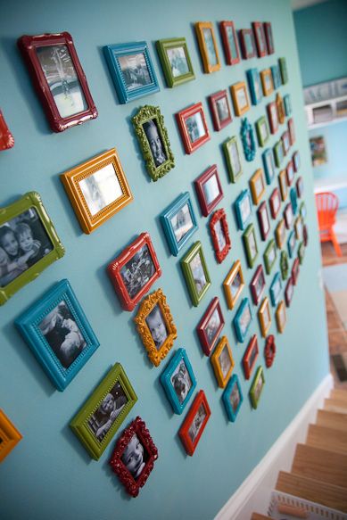 Pretty Gallery Wall With Small Frames, Colourful Picture Frames On The Wall, Mini Photo Gallery Wall, Small Photo Frame, Small Wall Art Ideas, Family Pictures On Wall Ideas, Colourful Frames On Wall, Colourful Photo Wall, Colourful Frames