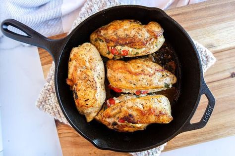 This mouthwatering recipe features chicken breasts stuffed with a delicious filling made of nutritious spinach, creamy blue cheese crumbles, quartered cherry tomatoes, salt, pepper and minced garlic! It's a simple and easy dinner idea the whole family will love. Spinach and blue cheese stuffed chicken breasts are healthy, low carb, high protein and even gluten free. The best part? They take only 30-40 minutes to whip up and require only eight ingredients. If you've got a busy week comi… Chicken Barley Soup, Desserts With Chocolate Chips, Pepper Sauce Recipe, Stuffed Chicken Breasts, Cheese Stuffed Chicken Breast, Low Carb High Protein, Seared Chicken Breast, Spiced Drinks, Cheese Stuffed Chicken