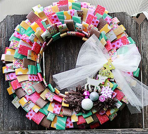 Nomadic Decorator | Top 10 Things To Do With Scrapbook Paper … Beyond Scrapbooking | http://nomadicdecorator.com Scrapbook Paper Wall Art, Paper Wreath Tutorial, Paper Wreath Diy, Paper Wreath, Paper Christmas Tree, Navidad Diy, Crate Paper, Wreath Tutorial, Scrapbook Paper Crafts