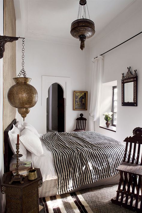 Inside a Magnificently Restored Riad in Marrakech - Galerie Moroccan Style Bedroom, Moroccan Decor Bedroom, Moroccan Inspired Bedroom, Made Bed, Interior Boho, Moroccan Bedroom, Guest Room Design, Natural Bedding, Moroccan Interiors