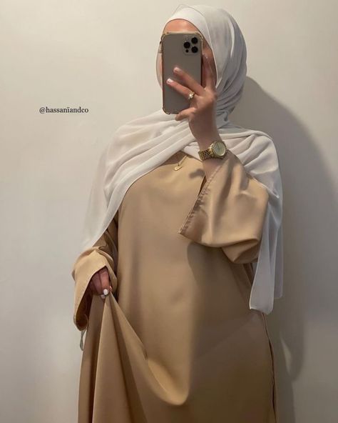 Beige Abaya Hijab Outfit, Hijab Abaya Style, Modesty Fashion Casual, Hijab Dress Casual, Beige Abaya, Abaya Outfits, Modest Winter Outfits, Abaya Outfit, Estilo Hijab