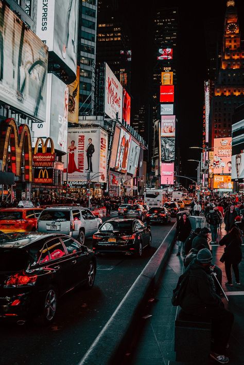 TIMES SQUARE 01. Download this photo by Greg Mak on Unsplash Stile Blair Waldorf, New York City Aesthetic, New York Wallpaper, Nyc Baby, York Wallpaper, Nyc Aesthetic, Nyc Life, New York Aesthetic, New York Life