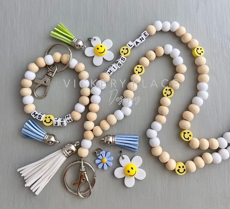 Smiley Face Lanyard, Wood Beads Bracelet, Cute Teacher Lanyard, Diy Teacher Lanyard Beads, Beaded Teacher Lanyard, How To Make Lanyards, Teacher Lanyard Beaded, Daisy Smiley Face, Lanyard Ideas