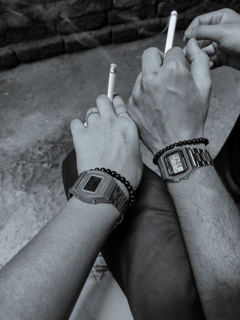 Couple sharing cigrette black and white. Casio vintage couple. Ciggerate Snapchat, Ciggerate Aesthetic, Hopeless Romantic Quotes, Dark Room Photography, Funny Images With Quotes, Couple Aesthetics, Room Photography, Wallpaper Tumblr Aesthetic, Wallpaper Earth