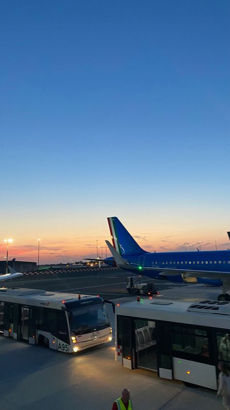 #italy #italiansummer #airport #airplanes #sunset #goldenhour Airport Sunset Aesthetic, Rome Airport Aesthetic, Italy Airport Aesthetic, Italy Airport, Venice Airport, Airport Sunset, Rome Airport, Lecce Italy, Bergamo Italy