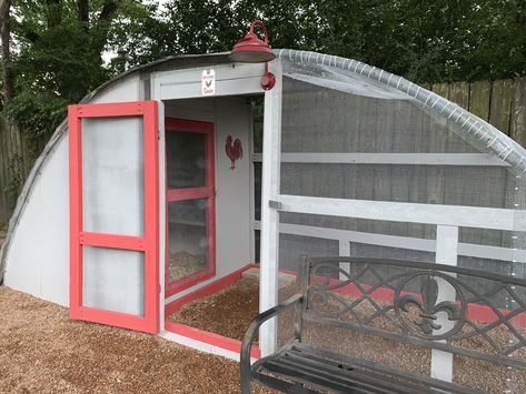 Chicken Coop From Trampoline Frame, Diy Chicken Coop Trampoline, Trampoline Frame Chicken Coop, Old Trampoline Chicken Coop, Trampoline Chicken Coop Ideas, Chicken Tractor Trampoline, Pool Frame Chicken Coop, Trampoline Coop Diy, Trampoline Chicken Tractor