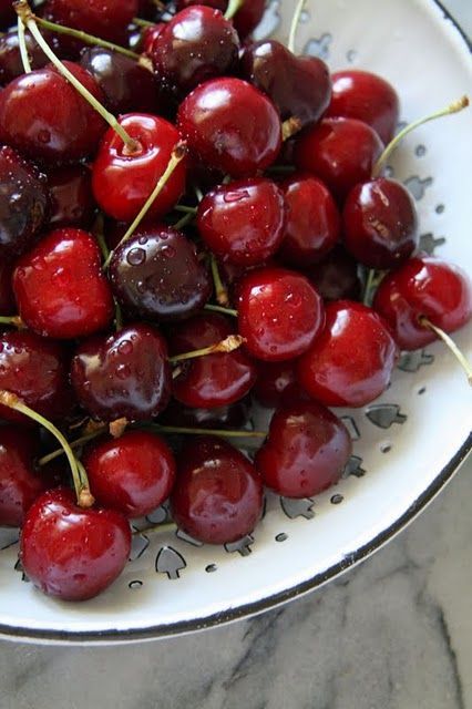 Cherry Season, Cherries Jubilee, Fruit Photography, Stone Fruit, Portuguese Recipes, Sweet Cherries, Delicious Fruit, Fruits And Veggies, Fruits And Vegetables