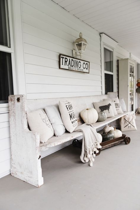 Porch Bench Decorating Ideas, Front Porch Bench Decor, Outdoor Bench Diy, Farmhouse Front Porch Decorating, Farmhouse Front Porch Decor, Veranda Design, Farmhouse Porch Decor, Porch Design Ideas, House Porch