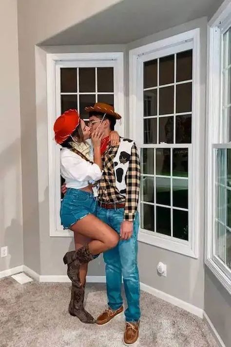 Country Couple Costumes, 80s Couples Costume Ideas, Cowboy And Cowgirl Couple Costume, Cowboy Couple Costume, Couples With Dog, Creative Couples Halloween Costumes, 80s Couple Costume, 80s Couples, Halloween Costumes Cowgirl