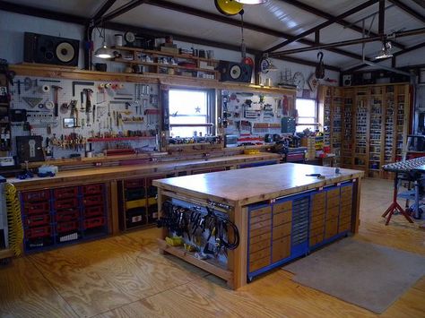 Shop organization. Work bench in middle with storage all around...: Dream Garage Workshop Work Benches, Officine In Garage, Storage Tricks, Garage Workbench Plans, Garage Workshop Organization, Workshop Layout, Workshop Garage, Cool Garages, Interior Vintage