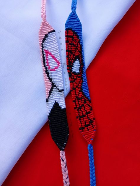 Pattern on BB: Spider man #152498 Gwen Stacy #152486 Spiderman Seed Bead Bracelet, Spider Man Friendship Bracelet, Spider Man Bracelet Pattern, Spider Man Gwen Stacy, Spider Man Gwen, Gwen Stacy, Handmade Jewelry Tutorials, Woven Bracelets, Seed Bead Bracelets