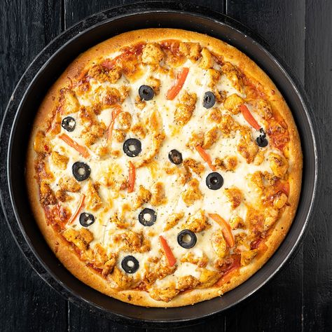 A delicious fusion of Indian flavors and Italian cuisine, chicken tikka pizza features succulent grilled chicken pieces marinated in tikka spices, atop a cheesy pizza base. Chicken Tikka Pizza, Fajita Pizza, Pizza Pictures, Cheesy Pizza, Supreme Pizza, Pizza Base, Chicken Pieces, Crusted Chicken, Chicken Tikka