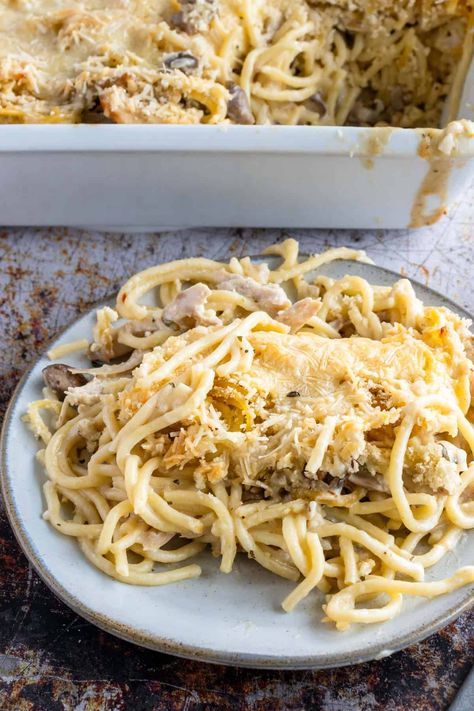 Easy Turkey Tetrazzini - Simply Scrumptious Eats Turkey Tetrazini, Classic Turkey Recipe, Easy Turkey Tetrazzini, Turkey Tetrazzini Easy, Turkey Tetrazzini Recipe, Baked Meals, Meatballs Baked, Easy Casserole Dishes, Creamy Spaghetti