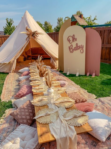 Boho baby shower in Idaho. Boho Tent Decor, Baby Shower Picnic Ideas, Baby Shower Boho Theme, Picnic Baby Shower Ideas, Tent Baby Shower, Baby Shower Picnic, Boho Venue, Champagne Walls, Picnic Business