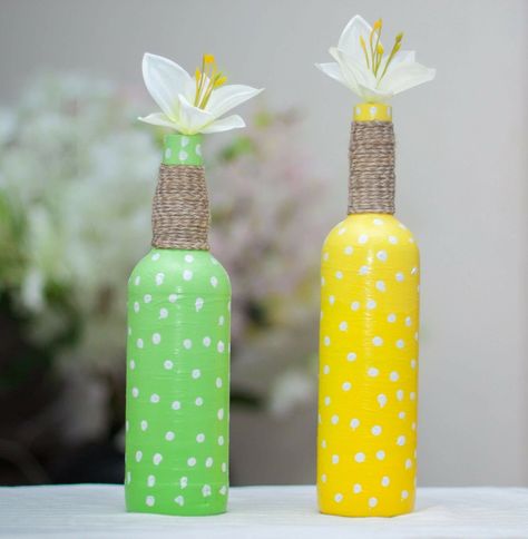 Simple Glass Bottle Painting Ideas, Bottle Painting Simple, Simple Bottle Painting Ideas, Diy Glass Bottle Decor, Bottle Art Painted Easy Diy, Easter Bottle Crafts, Simple Bottle Art Ideas, Glass Bottle Decor Ideas, Soda Bottle Crafts