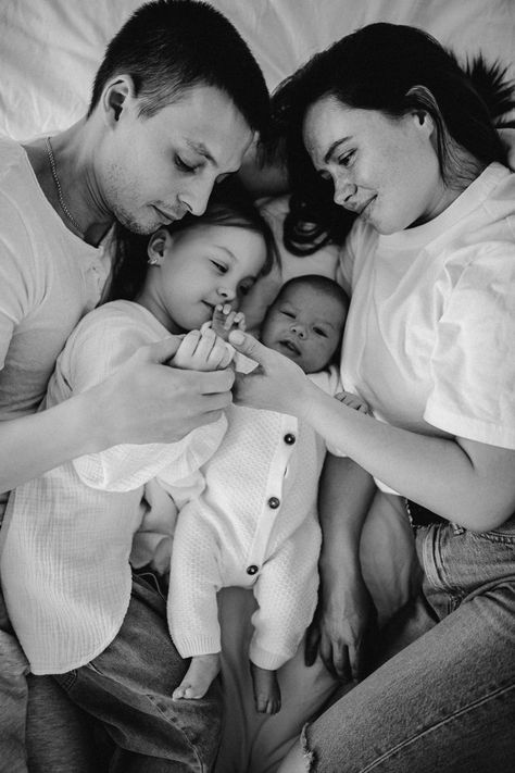 Newborn Pics At Home With Siblings, Newborn Family Photos With Toddler, Family Of 4 Newborn Pictures, Family Of 4 Picture Poses With Newborn, Newborn Family Pictures With Siblings, Newborn Family Photos At Home, Family Of 4 Photoshoot, Sibling Photography Newborn, Sibling Photo Shoots