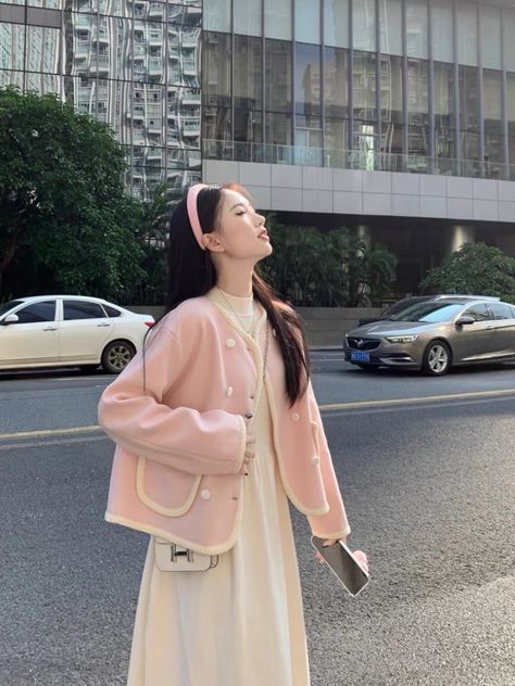 How To Style Pink Cardigan, Pink Dress Winter Outfit, Japan Spring Outfit, Pink Puffer Jacket Outfit, Taiwan Fits, Spring Outfits Korea, Cherry Blossom Outfit, Spring Outfits Japan, Spring Korea