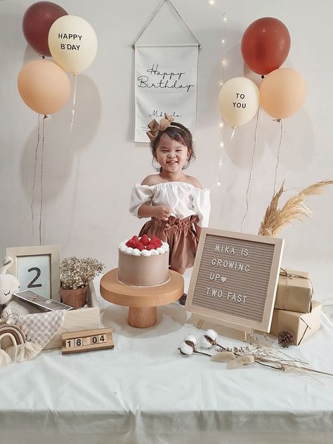 2nd Birthday Decorations At Home, Boho Style Birthday Decor, Simple 2nd Birthday Photoshoot, 2nd Birthday Simple Decor, Nordic Birthday Party, Simple 2nd Birthday Decorations, Birthday Table Decorations At Home, Simple 2 Year Birthday, First Birthday Table