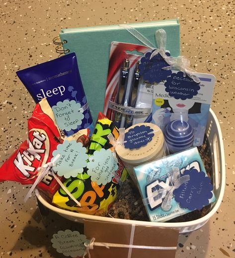 Graduation gift basket Senior Gift Basket Ideas, Graduation Gift Baskets, Cheap Graduation Gifts, Best Friend Bday Gifts, Collage Graduation Gifts, Graduation Basket, Meaningful Graduation Gifts, Graduation Gift Basket, Senior Night Gifts