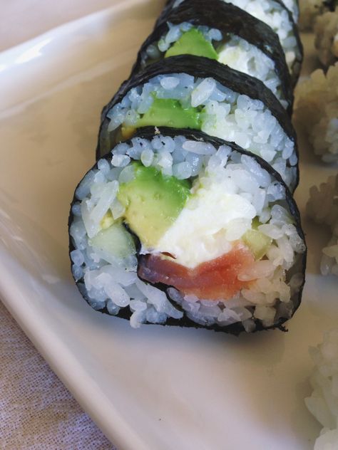 Philly Sushi Roll, Philly Roll Sushi, Philadelphia Rolls, Making Sushi Rice, Apartment Recipes, Sushi Fillings, Gf Cooking, Salmon Sushi Rolls, Yummy Sushi