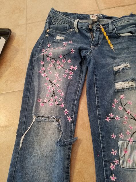 Jeans With Flowers Embroidery, Diy Painting On Clothes, Painted Overalls, Jeans Flowers, Jean Jacket Diy, Jeans Drawing, Painted Clothes Diy, Clothes Embroidery Diy, Blue Jeans Crafts