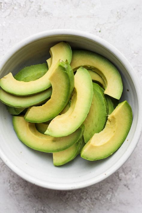 Sliced Avocado, Can I Freeze Avocado, How To Freeze Avacodos, How To Preserve Avacodos, Can You Freeze Avacodos, Smothie Recipes, Can You Freeze Avocado, Green Smoothie Bowl Recipe, Avocado Cilantro Lime Dressing