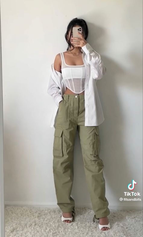 Cargopants Streetwear, Khakis Outfit, Cargo Outfit, Cargo Pants Outfit Women, Pants For Woman, Normal Clothes, Causual Outfits, Senior Pics, Cute Everyday Outfits