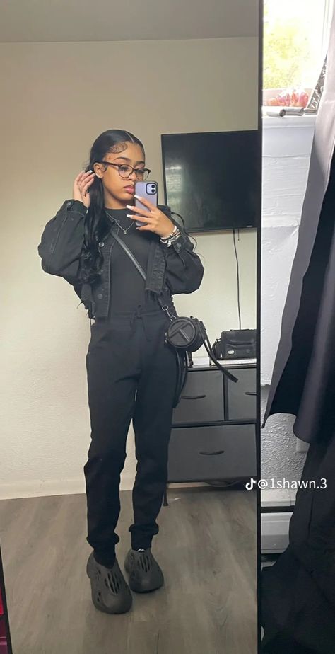 Comfortable Outfits For School Baddie, Modest Sweatpants Outfit, Black Foam Runner Outfit Black Women, Baddie Simple Outfits, School Fits Black, Chill Black Outfits, Sweat Pants Outfit Black Women, Prettylittlething Sweatpants Outfit, All Black Sweatpants Outfit