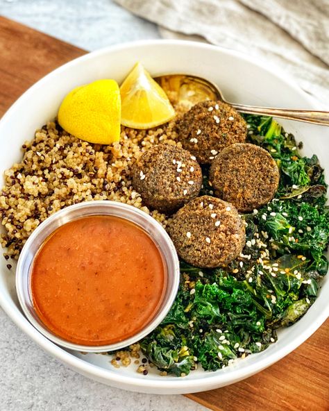 Garlic & Herb Falafel Bowl With Sautéed Kale & Quinoa Falafel Bowl Recipe, Quinoa Falafel, Falafel Vegan, Falafel Bowl, Kale And Quinoa, Sautéed Kale, Kale Quinoa, Sauteed Kale, Spice Shop