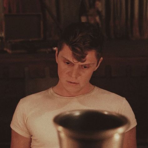 evan peters as jimmy darling in american horror story season 4: freak show (2014) #evan #peters #evanpeters #AHS #americanhorrorstory #model #man #handsome #aesthetic #vibe #cute Fan Reference, Jimmy Darling, Header Wallpaper, Cary Elwes, American Horror Story Seasons, The Mentalist, Evan Peters, Princess Bride, Fictional Crushes