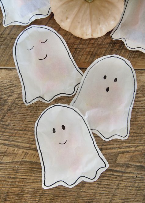 Diy Paper Treat Bags, Ghost Treat Bags Diy, Ghost Bags Diy, Halloween Goodie Bags Diy, Tissue Paper Ghost Craft, Ghost Goodie Bags, Decorate Halloween Bags, Halloween Diy Treat Bags, Diy Halloween Gift Bags