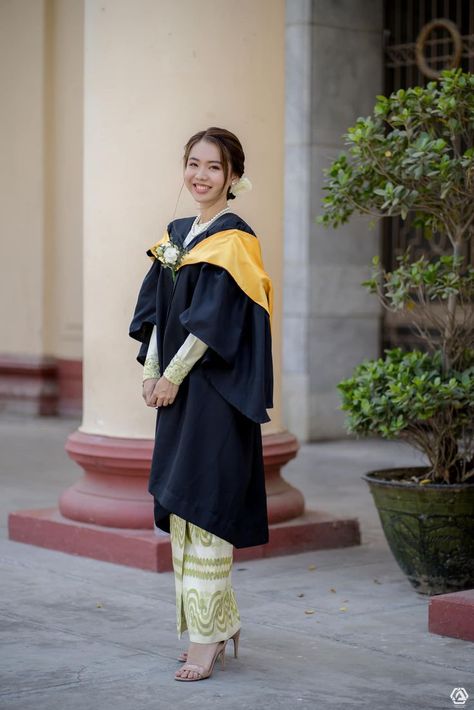 မင်္ဂလာဆောင် Photo, Convocation Dress Graduation, Convocation Dress, Beautiful Party Dresses, Myanmar Art, Apple Photo, Korean Wedding Photography, Wedding Photo Studio, Graduation Photography Poses