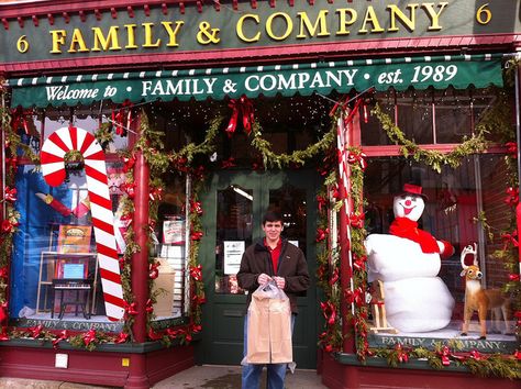 Toy Shop Window Display, Toy Store Window Display, Toy Shop Window, Window Display Christmas, Christmas Toyland, Christmas Toy Shop, Small Town Christmas, Christmas Traditional, Holiday Window Display